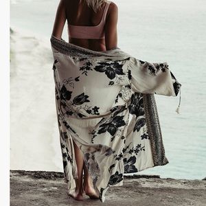 Gorgeous Billabong black and white kimono